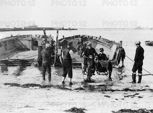 Ryde Ferry, 1920. Artist: Unknown