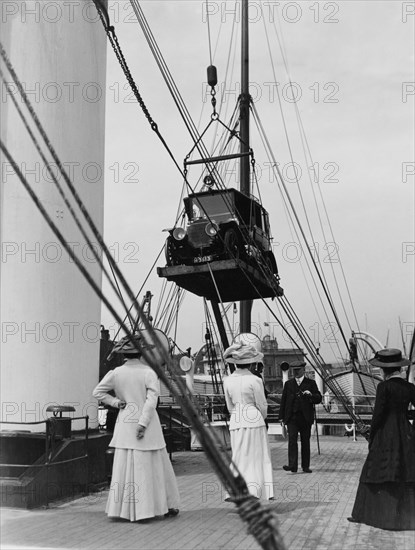 Shipping a car onto the 'Queen', 1909. Artist: Unknown