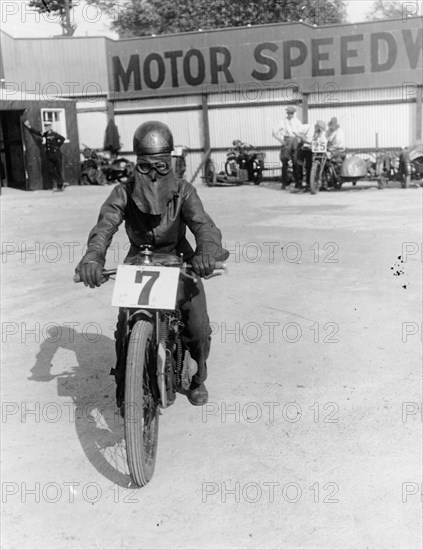 A cyclist at Lea Bridge speedway circuit, 1928. Artist: Unknown