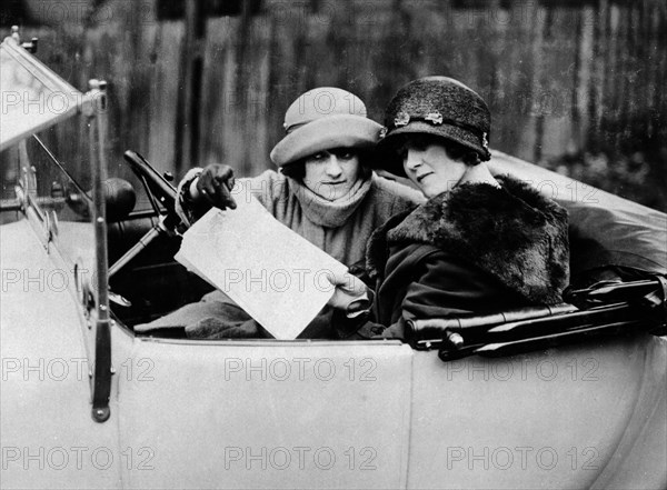 Two women in an 11.9 hp Calcott, c1922. Artist: Unknown