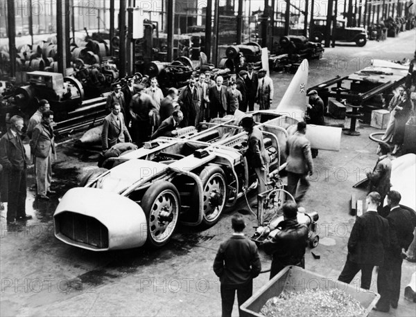 Captain George Eyston's 'Thunderbolt' car, 1937. Artist: Unknown