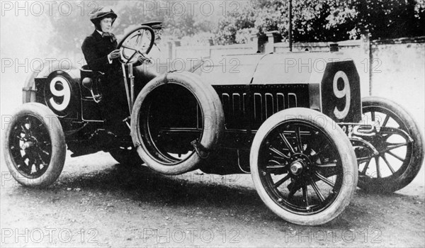 Woman behind the wheel of an Itala car, 1907. Artist: Unknown