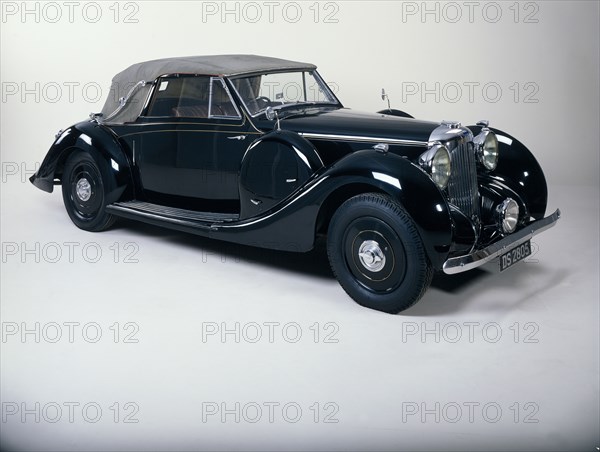 A 1939 Lagonda V12 cabriolet. Artist: Unknown