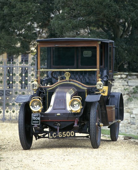 A 1906 Renault 14/20hp XB. Artist: Unknown