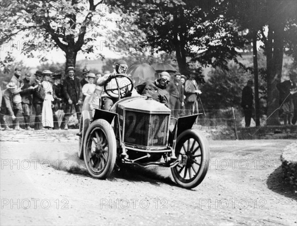 Algernon Guinness driving a Minerva in the Circuit des Ardennes, 1907. Artist: Unknown