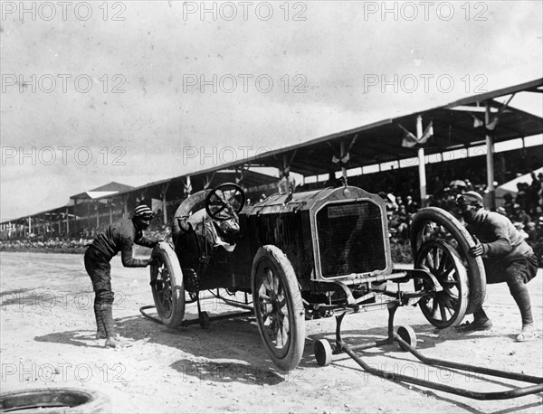 Changing the rims on a De Dietrich car, Coppa Florio Race, Italy, 1908. Artist: Unknown