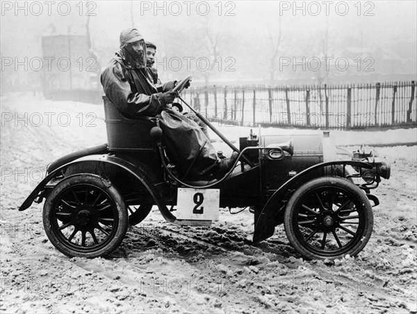 A Grégoire car with driver and passenger, Concours des Voiturettes, 1905. Artist: Unknown