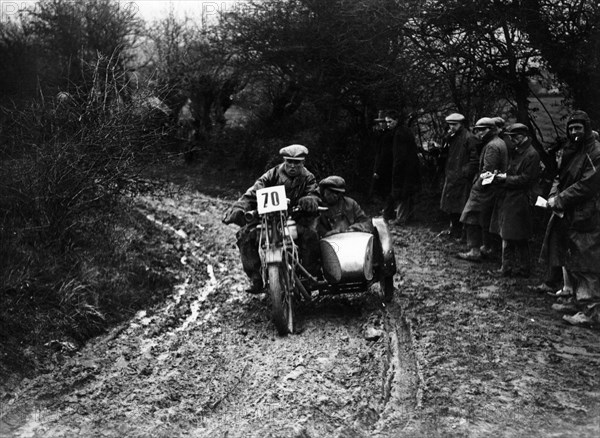 Dennis Mansell competing in the Victory Cup Trial, 1927. Artist: Unknown