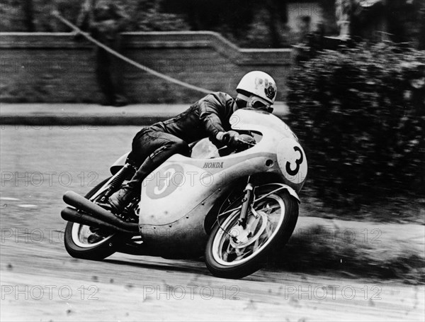 Bob McIntyre on a Honda, racing in the Isle of Man Junior TT, 1961. Artist: Unknown