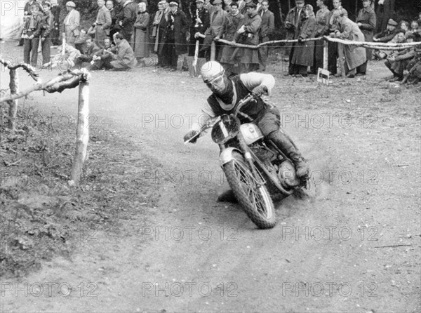 GW Beamish on a BSA 500cc motorbike, Brands Hatch, Kent, 1953. Artist: Unknown