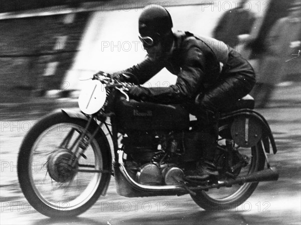 Ted Mellors winning the Lightweight TT Isle of Man race, on a 1939 Benelli, 1939. Artist: Unknown