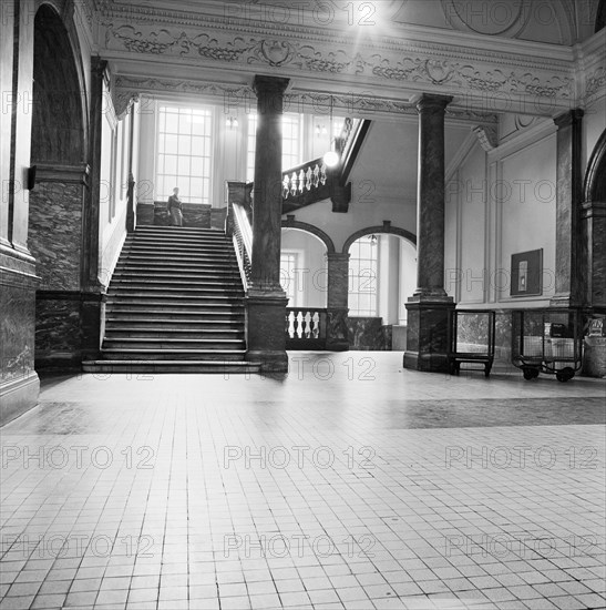The grand staircase, Great Central Hotel, 222 Marylebone Road, London, 1970