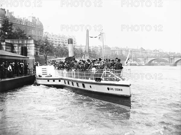 Passengers boarding the steamer 'Earl Godwin', London, c1905. Artist: Unknown