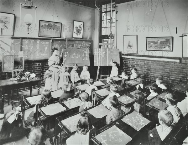 Classroom scene, Southfields Infants School, Wandsworth, London, 1907. Artist: Unknown.