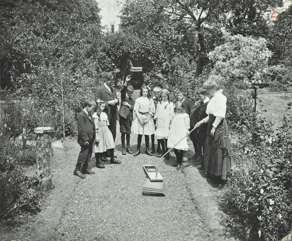 How to read a sun-dial, Birley House Open Air School, Forest Hill, London, 1908. Artist: Unknown.