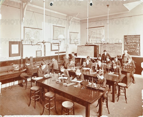Science class for boys, Beaufort House School, Fulham, London, 1908. Artist: Unknown.