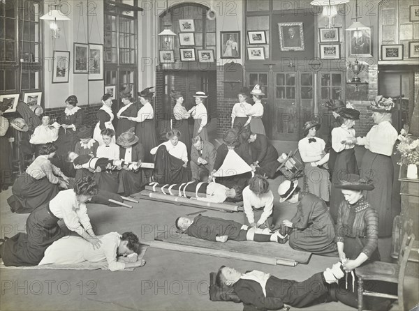 Practical first aid class for women, Blackheath Road Evening Institute, 1914. Artist: Unknown.