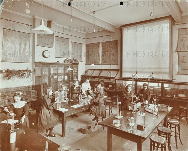 Science class, Aristotle Road Girls School, Clapham, London, 1908. Artist: Unknown.