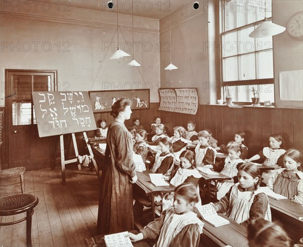 Girls' Hebrew reading lesson, Jews' Free School, Stepney, London, 1908. Artist: Unknown.