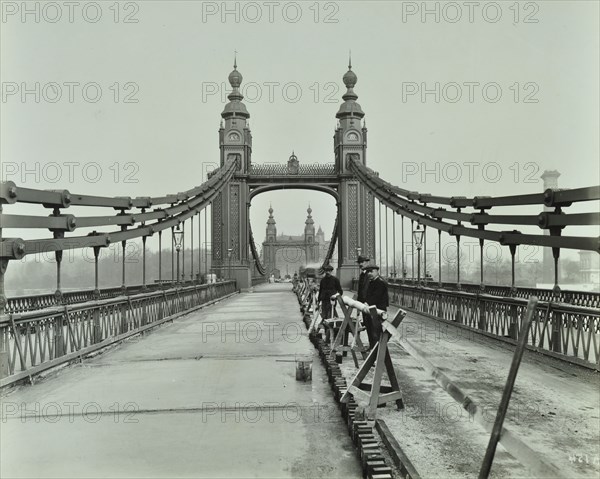 Workmen on old Chelsea Bridge, London, 1921. Artist: Unknown.