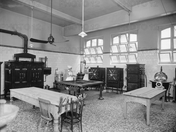 Two cooks working in the kitchen, Guy's Hospital, Southwark, London, 1925-1939