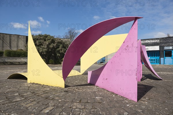 'Dunstable Reel', sculpture by Philip King, Countesthorpe, Leicestershire, 2015 Artist