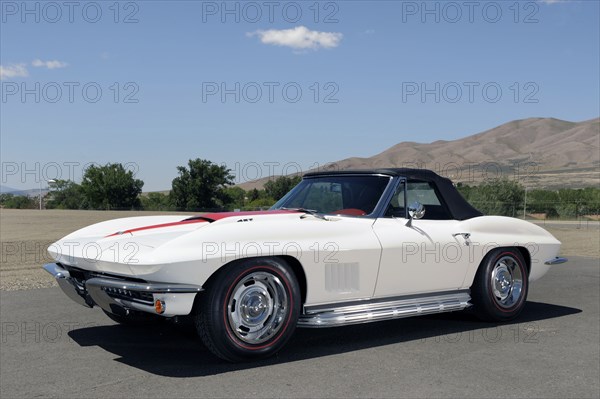 Chevrolet Corvette cv 427 1967. Artist: Simon Clay.