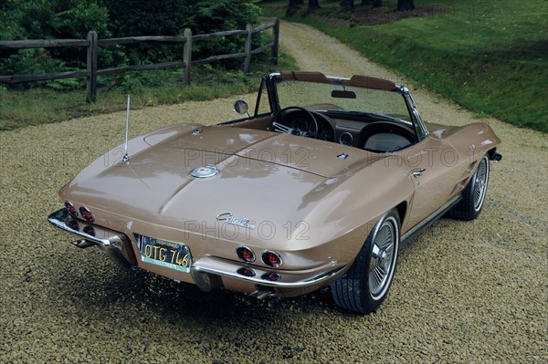 Chevrolet Corvette Stingray convertible 1964. Artist: Simon Clay.