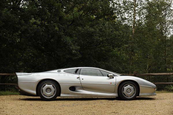 Jaguar XJ220R 1993. Artist: Simon Clay.