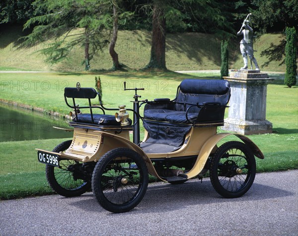 1901 De Dion Bouton. Artist: Unknown.