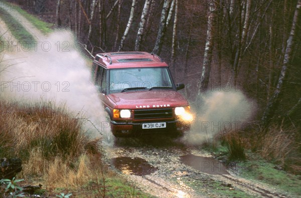 2000 Land Rover Discovery TD5. Artist: Unknown.