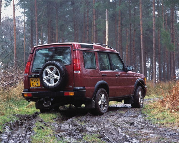 2000 Land Rover Discovery TD5. Artist: Unknown.