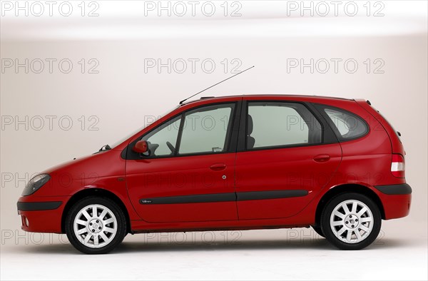 2003 Renault Scenic Artist: Unknown.