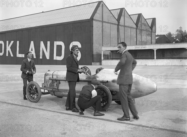 Count Louis Zborowski with his Aston Martin 1486 cc, Brooklands, 1921. Artist: Bill Brunell.