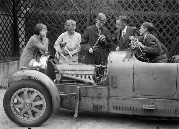 Denis Evans inspecting the plugs of his Bugatti Type 43 2262cc. Artist: Bill Brunell.