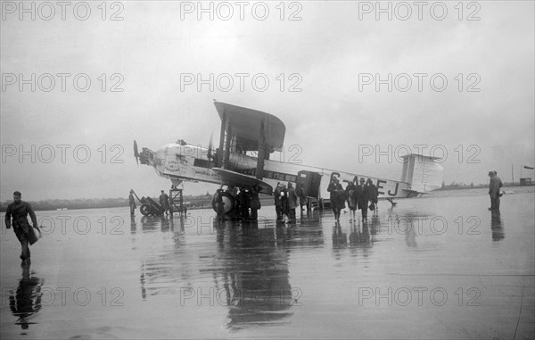 Armstrong Whitworth Argosy, Croydon Aerodrome, 25 April 1931. Artist: Bill Brunell.