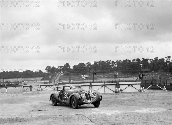 HC Hunter's Alfa Romeo driving through the chicane, JCC Members' Day, Brooklands, 8 July 1939. Artist: Bill Brunell.