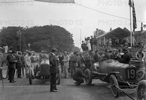 Minerva and Straker-Squire cars at the RAC Isle of Man TT race, 10 June 1914. Artist: Bill Brunell.