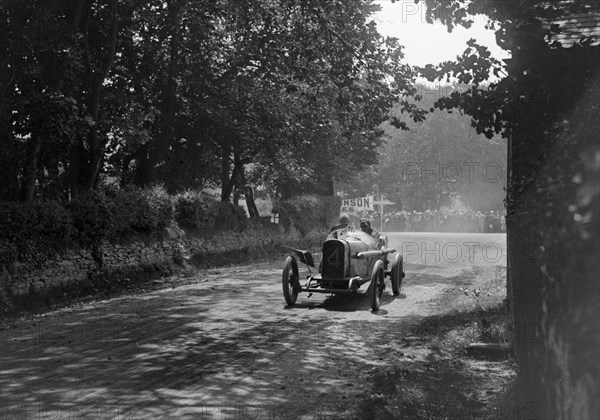 Kenelm Lee Guinness driving his Sunbeam to victory in the RAC Isle of Man TT race, 10 June 1914. Artist: Bill Brunell.