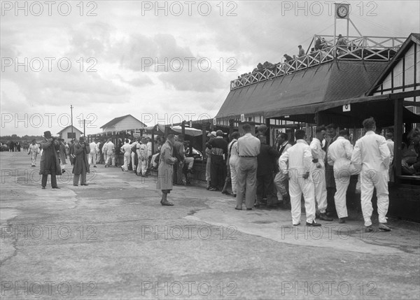 LCC Relay GP, Brooklands, 25 July 1931. Artist: Bill Brunell.