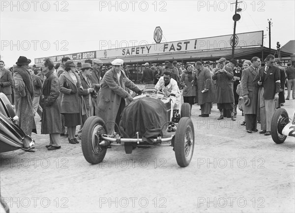 JCC International Trophy, Brooklands, 7 May 1938. Artist: Bill Brunell.