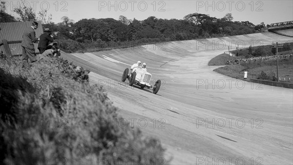 Sunbeam of EL Bouts on the banking, BARC meeting, Brooklands, 16 May 1932. Artist: Bill Brunell.
