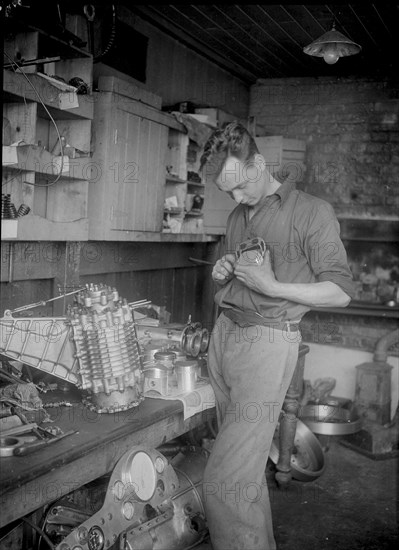 Mechanic working on Raymond Mays' 2996 cc Vauxhall-Villiers. Artist: Bill Brunell.