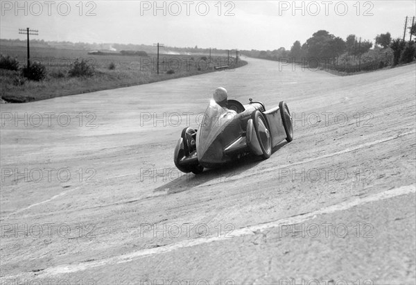 Leon Cushman's Austin 7 racer making a speed record attempt, Brooklands, 8 August 1931. Artist: Bill Brunell.