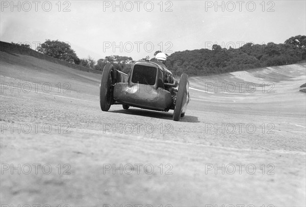 Leon Cushman's Austin 7 racer making a speed record attempt, Brooklands, 8 August 1931. Artist: Bill Brunell.