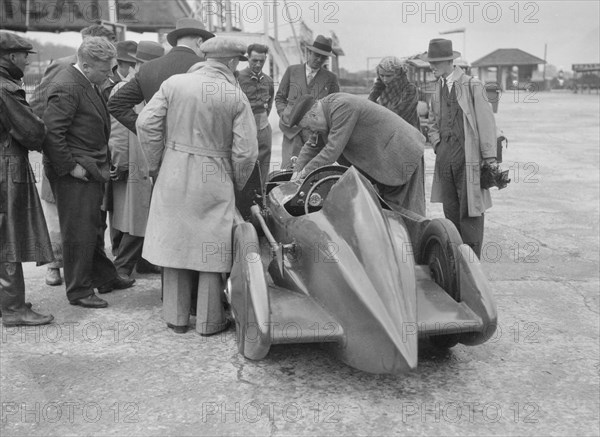 People examining Leon Cushman's Austin 7 racer at Brooklands for a speed record attempt, 1931. Artist: Bill Brunell.