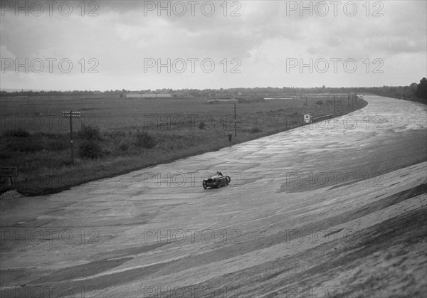 Leon Cushman's Austin 7 racer making a speed record attempt, Brooklands, 8 August 1931. Artist: Bill Brunell.