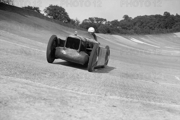 Leon Cushman's Austin 7 racer making a speed record attempt, Brooklands, 8 August 1931. Artist: Bill Brunell.