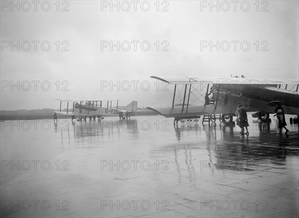 Handley Page W10, Croydon Aerodrome, 25 April 1931. Artist: Bill Brunell.