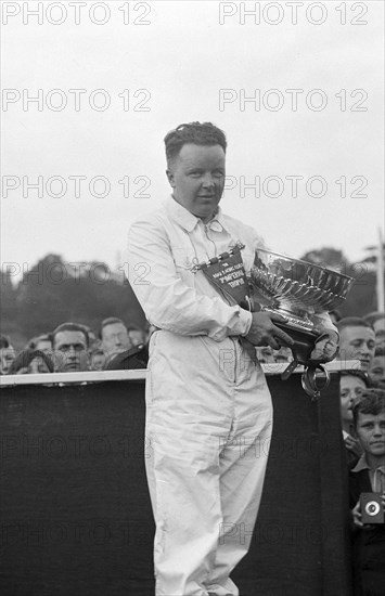 British racing driver Bert Hadley, winner of the Imperial Trophy race, Crystal Palace, 1939. Artist: Bill Brunell.